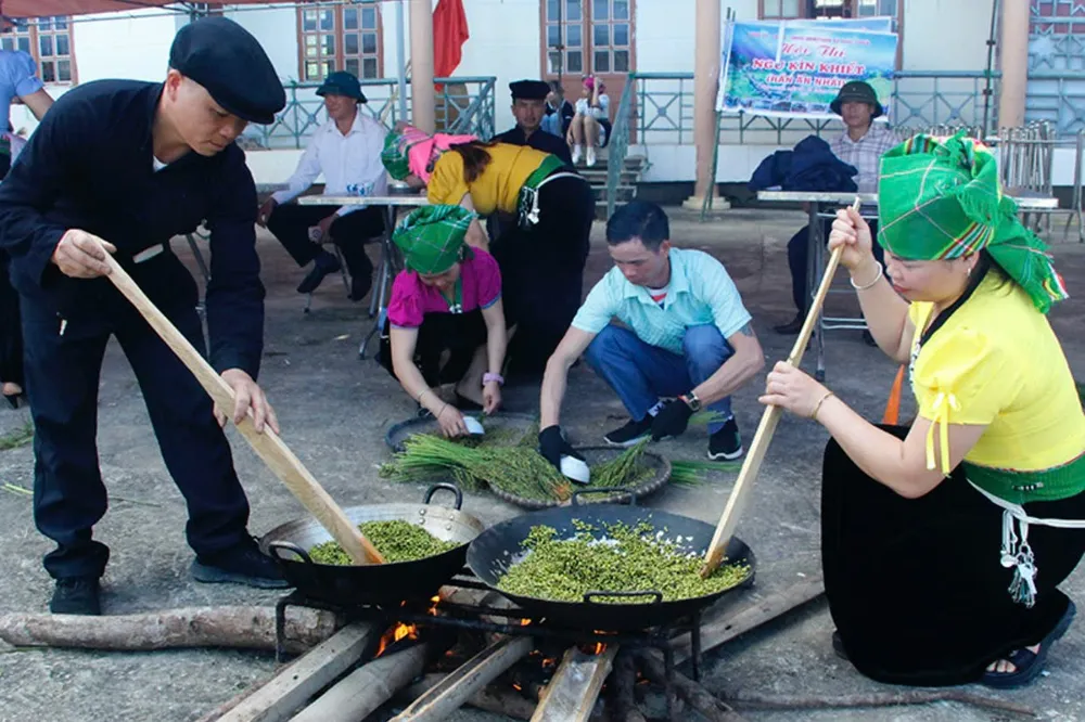 Công đoạn rang cốm là công đoạn cầu kỳ nhất, cần những bàn tay tỉ mỉ, công đoạn này cần xem lửa và đảo đi đảo lại để có những hạt cốm thơm và dẻo 8.jpg