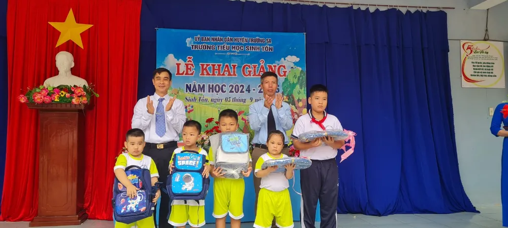 Đại diện UBND và Trường tiểu học Sinh Tồn tặng quà cho các cháu trong ngày khai giảng 1.jpg