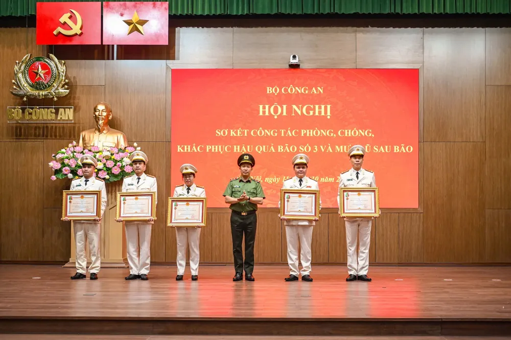 Bộ Công an tặng bằng khen các tập thể, cá nhân z5918824276744_f734beaacf651a0ac27a97b422f3b859.jpg
