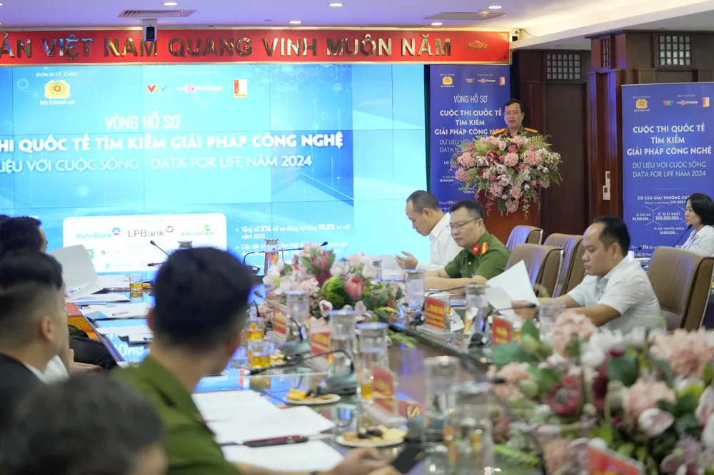 Lãnh đạo C06 và ban giám khảo thảo luận, lựa chọn các sản phẩm công nghệ. Ảnh: ĐỖ TRUNG z5922453019276_eadd718086263594d13a59c74f2dbdd3.jpg