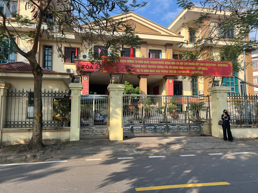 Trụ sở Tòa án nhân dân quận Long Biên, sáng 19-11 tòa LB.jpg