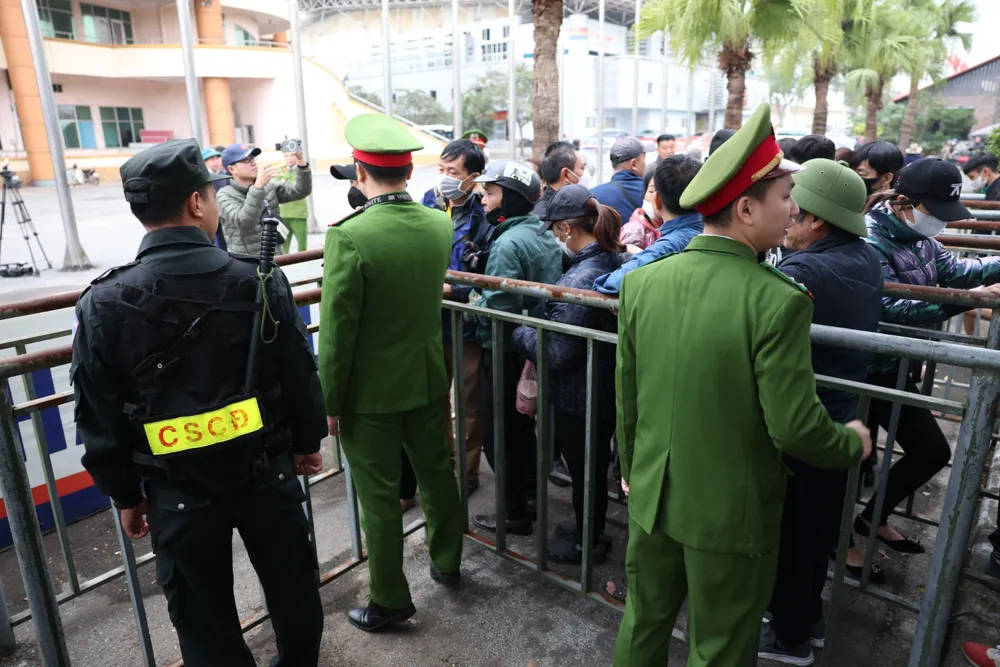 Dưới sự hỗ trợ của lực lượng công an, an ninh khu vực bán vé được đảm bảo IMG_2393.JPG