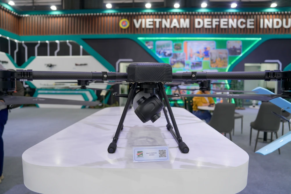 Các UAV đều được gắn camera hồng ngoại để trinh sát và tiêu diệt mục tiêu trong điều kiện trời tối và ban ngày DSC03658.jpg