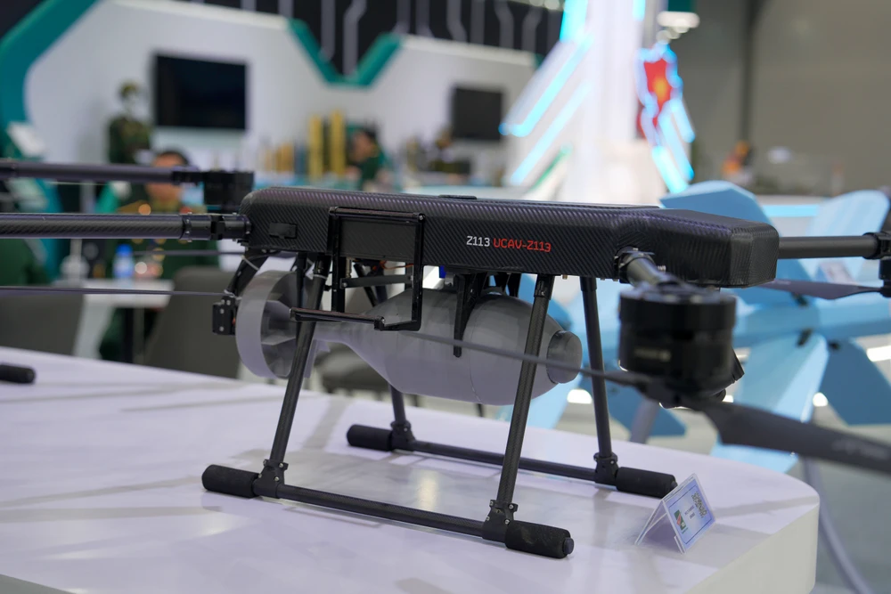 UAV mang theo đầu đạn tiêu diệt mục tiêu từ trên cao DSC03699.JPG