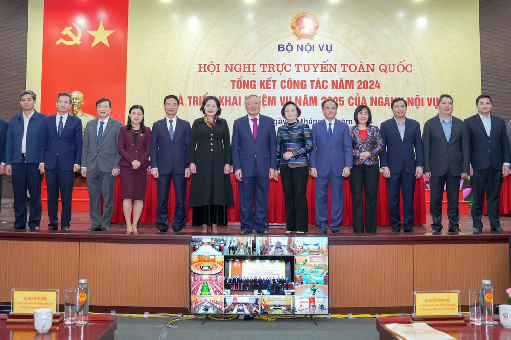 Phó Thủ tướng Thường trực Nguyễn Hòa Bình và các đại biểu chụp ảnh lưu niệm tại hội nghị. Ảnh: ĐỖ TRUNG 1-470.jpg