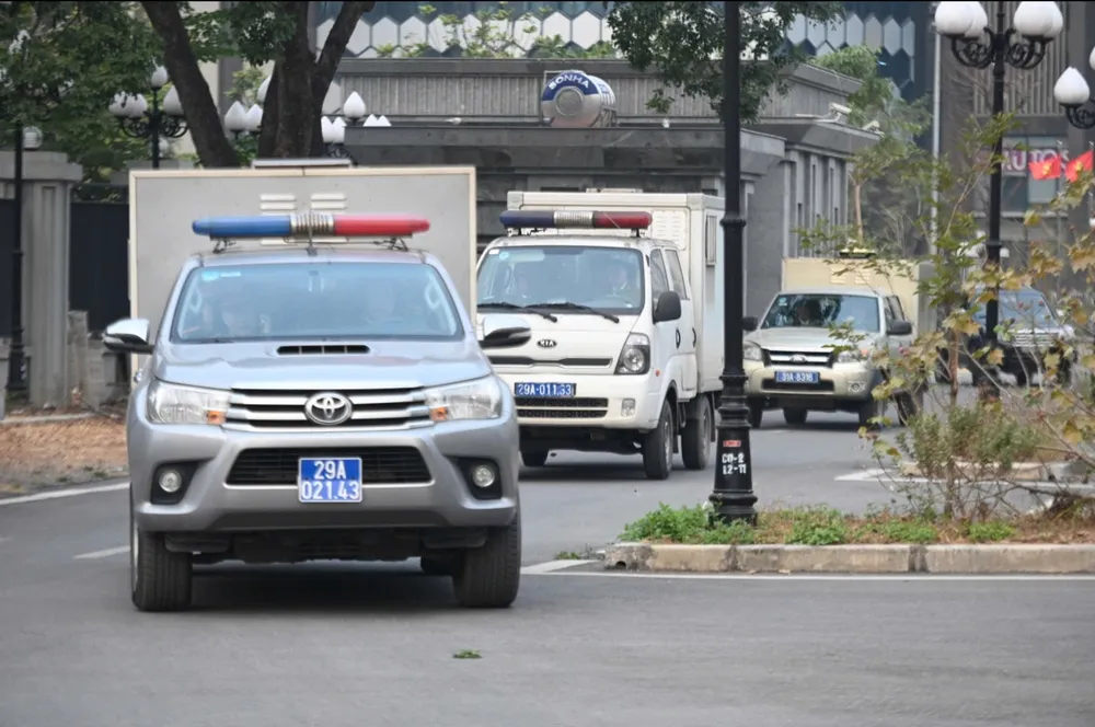 Đoàn xe đưa các bị cáo tới tòa. Ảnh: ĐỖ TRUNG 1000003197.jpg