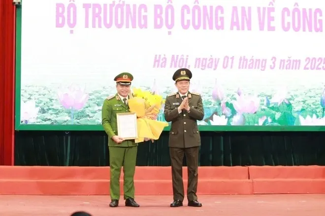 Bộ trưởng Bộ Công an Lương Tam Quang trao quyết định và tặng hoa chúc mừng Thiếu tướng Nguyễn Thanh Tùng thieu_tuong_tung.jpg