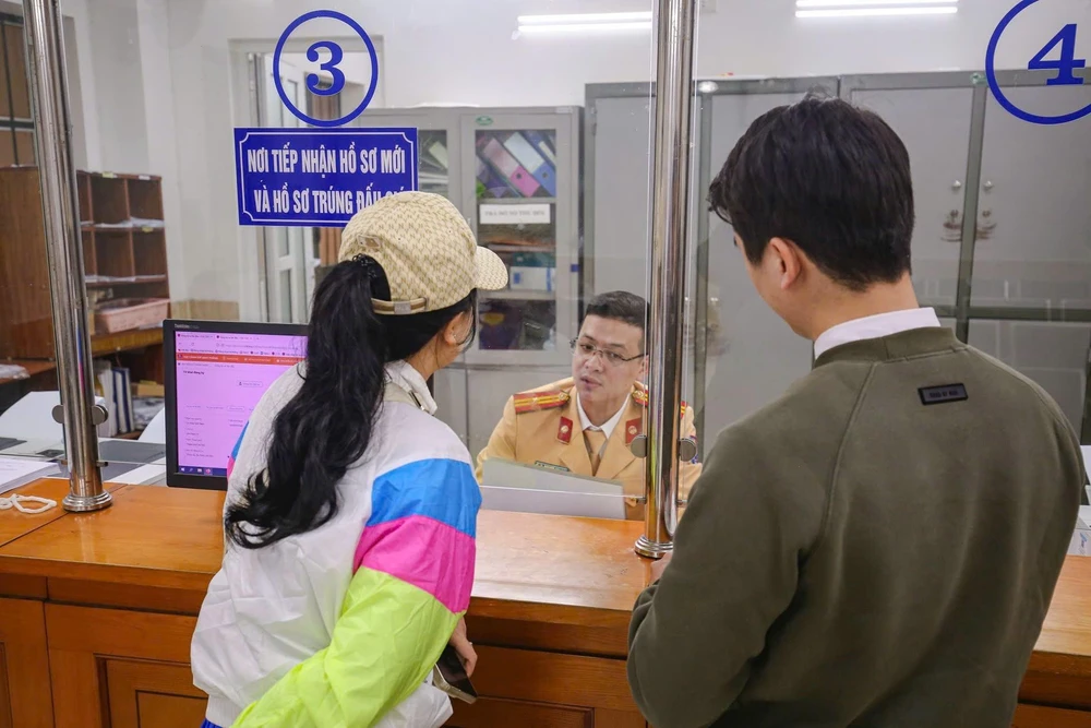 Người dân đến làm thủ tục đăng ký xe tại Phòng Cảnh sát giao thông 20.jpg