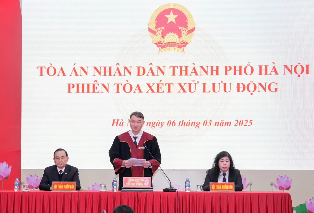 Hội đồng xét xử đọc bản án. Ảnh: ĐỖ TRUNG DSC09414.JPG