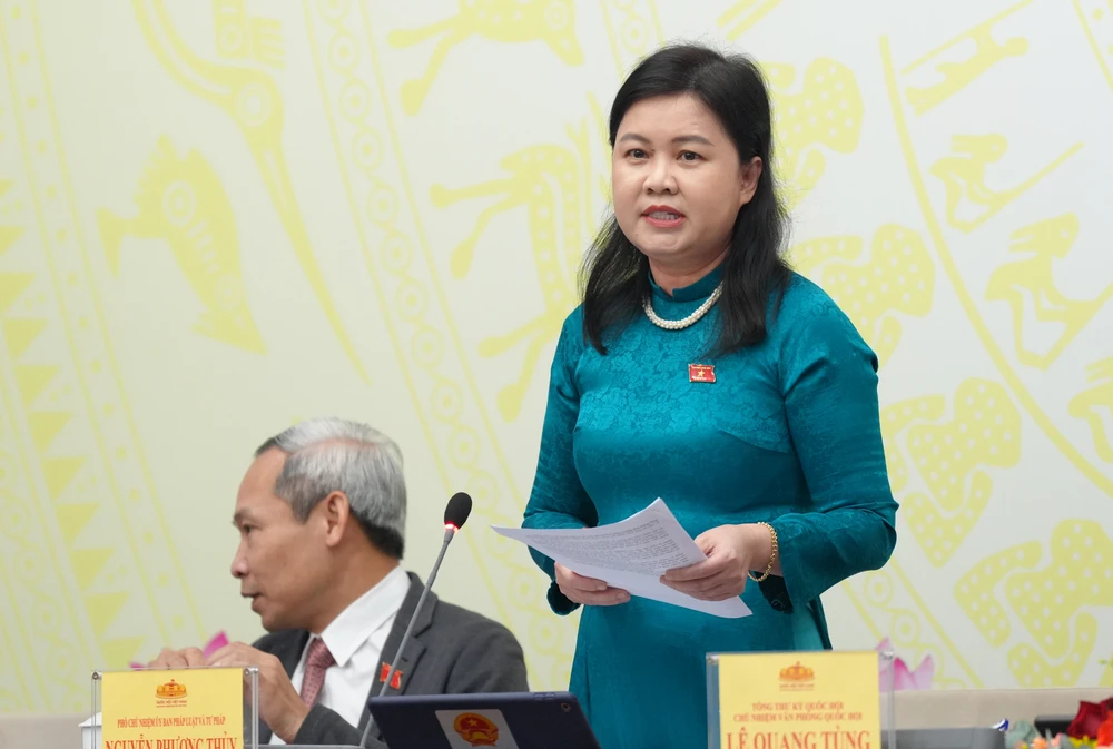 Phó Chủ nhiệm Ủy ban Pháp luật và Tư pháp của Quốc hội Nguyễn Phương Thủy thông tin về dự kiến mốc thời gian lấy ý kiến nhân dân về việc sửa đổi Hiến pháp năm 2013. Ảnh: ĐỖ TRUNG DSC06647.JPG