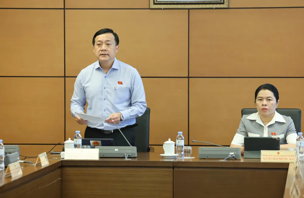 Đại biểu Hà Phước Thắng góp ý cho các dự thảo luật. Ảnh: QUANG PHÚC z6573731598448_d934f646559216739a507ac929ea5671.jpg