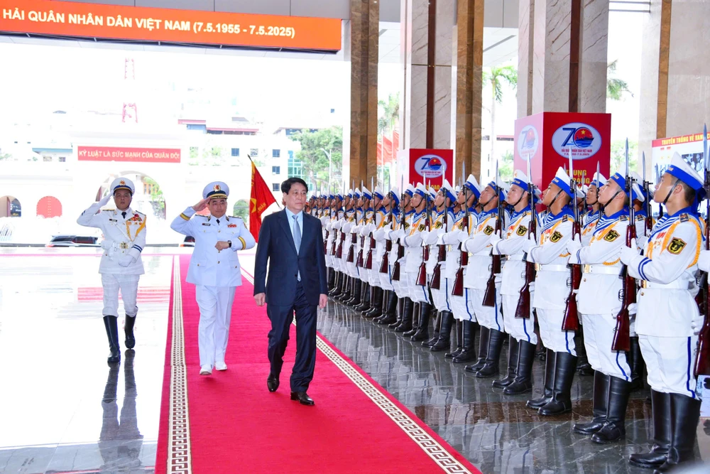Chủ tịch nước Lương Cường duyệt đội danh dự. Ảnh: Quân chủng Hải quân cung cấp 1 duyet.jpg