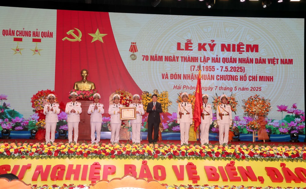 Chủ tịch nước Lương Cường trao Huân chương Hồ Chí Minh tặng Quân chủng Hải quân. Ảnh: Quân chủng Hải quân cung cấp 10.jpg
