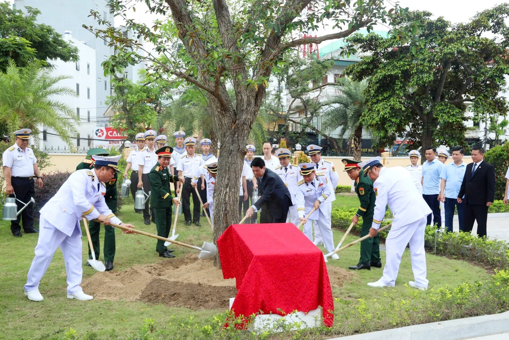Chủ tịch nước Lương Cường trồng cây lưu niệm. Ảnh: Quân chủng Hải quân cung cấp Trong cay.jpg