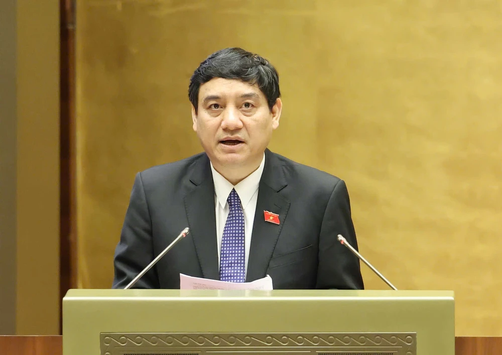 Ủy viên Ủy ban Thường vụ Quốc hội, Chủ nhiệm Ủy ban Văn hóa và Xã hội của Quốc hội Nguyễn Đắc Vinh trình bày báo cáo tóm tắt tiếp thu, giải trình và chỉnh lý dự thảo Luật Việc làm (sửa đổi). Ảnh: QUANG PHÚC z6576037814537_1ec780a69404b80466e0f44e722903bc.jpg