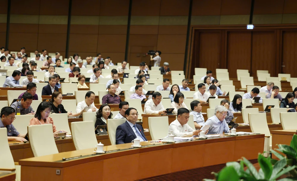 Quang cảnh phiên họp sáng 7-5. Ảnh: QUANG PHÚC z6576087969536_76a8b2cd3a211fb4cb70436175a00f02.jpg