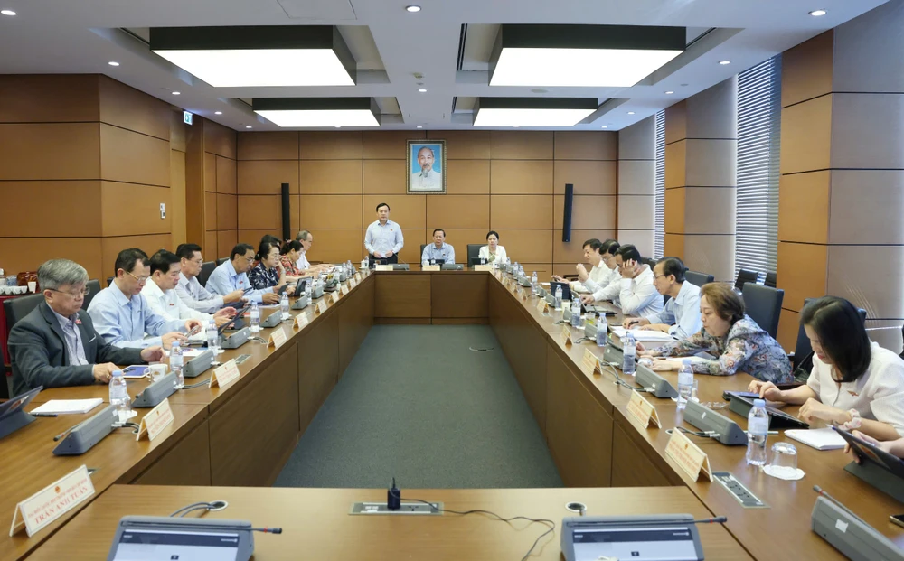 Quang cảnh buổi thảo luận. Ảnh: QUANG PHÚC z6577218680273_273b6e2af21e545e65a211006ad3ec36.jpg