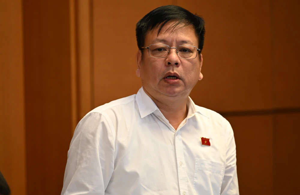 Đại biểu Nguyễn Trường Giang nêu quan điểm. Ảnh: ĐỖ TRUNG Nguyễn Trường Giang.JPG