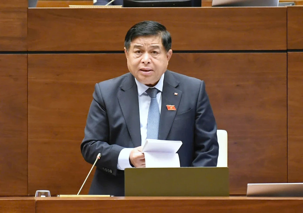 Phó Thủ tướng Nguyễn Chí Dũng phát biểu giải trình, làm rõ một số vấn đề đại biểu Quốc hội nêu, sáng 10-5. Ảnh: VIẾT CHUNG z6587010770924_3e08f542c078a1b43a99fdc49b24087f.jpg