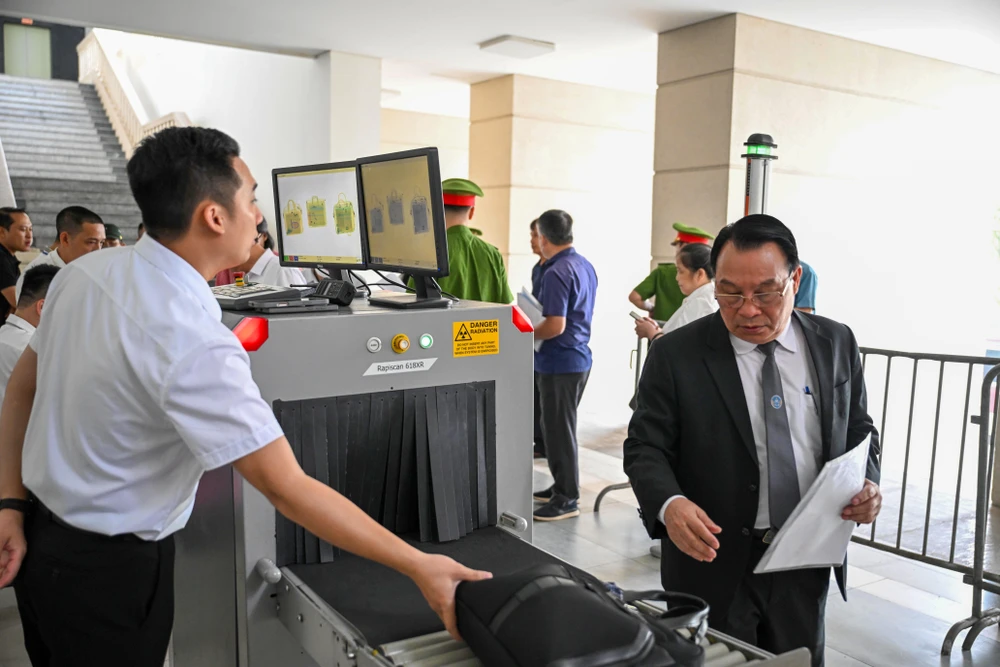 Công tác an ninh phiên tòa được kiểm soát chặt chẽ. Ảnh: ĐỖ TRUNG DSC_0448.JPG