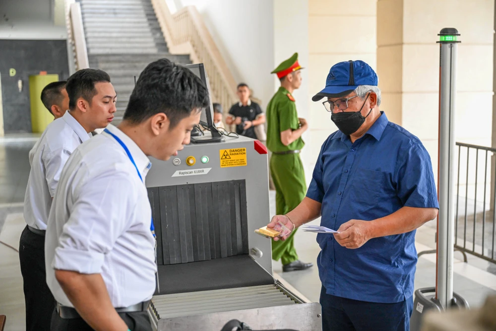 Cựu Thứ trưởng Bộ TN-MT (cũ) Nguyễn Linh Ngọc kiểm tra an ninh trước khi vào phòng xét xử. Ảnh: ĐỖ TRUNG DSC_0519.JPG