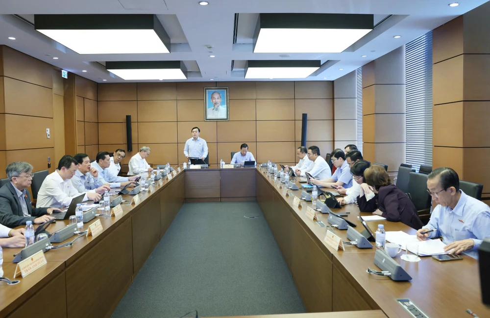 Quang cảnh phiên thảo luận tổ của Đoàn đại biểu Quốc hội TPHCM, chiều 12-5. Ảnh: QUANG PHÚC quangcanh.jpg