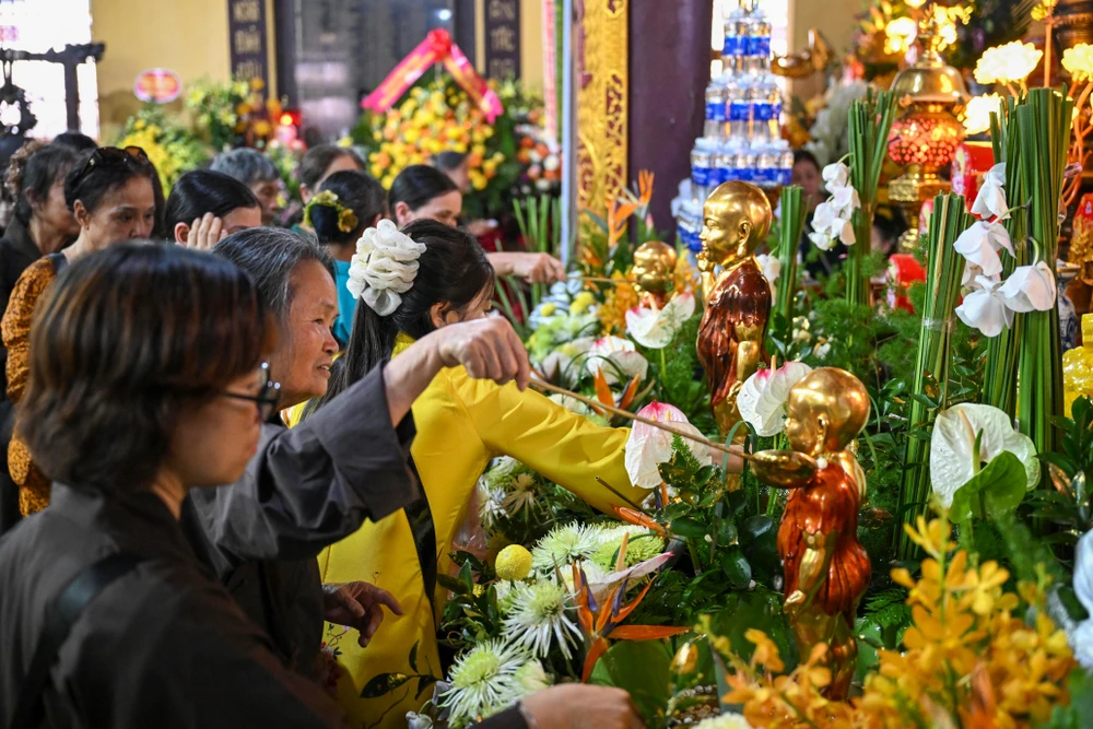 Nhiều người dân có mặt trước giờ đón xá lợi, tranh thủ thực hiện nghi thức tắm cho Đức Phật Bản sao DSC_0844.JPG