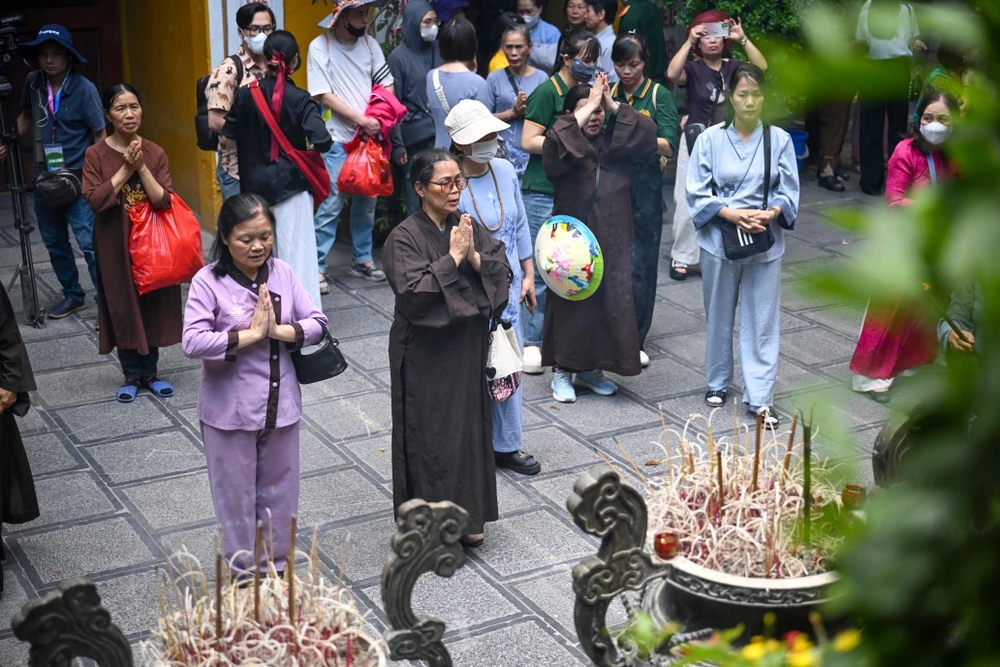 Bên trong chùa, nhiều người dân tới để chờ cung rước xá lợi DSC_0850.JPG