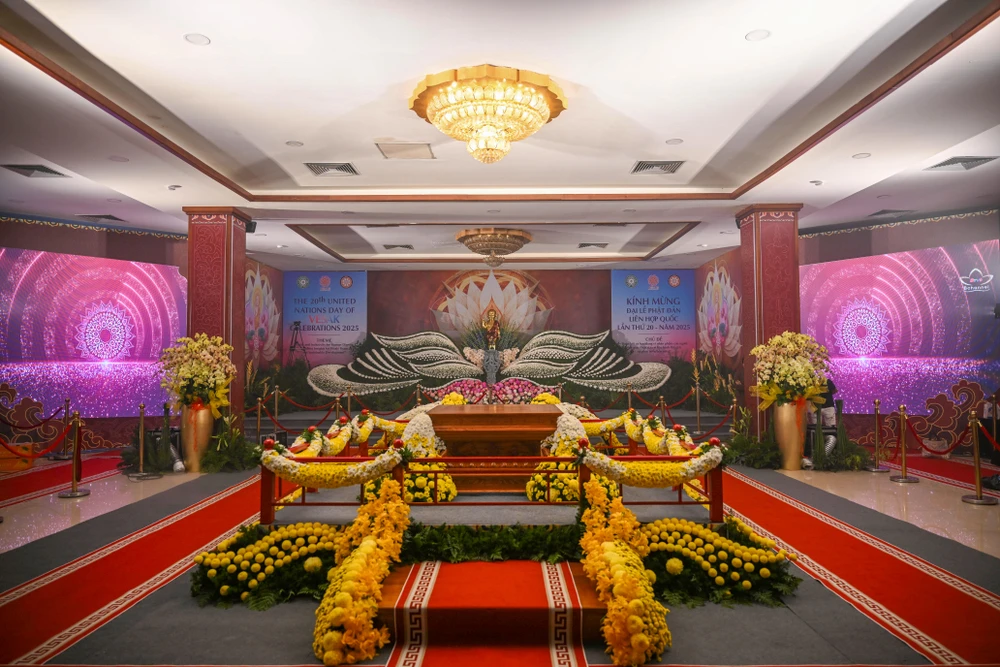 Một mô hình hoa sen Đức Phật được trang hoàng bên trong chùa Quán Sứ DSC_0855.JPG