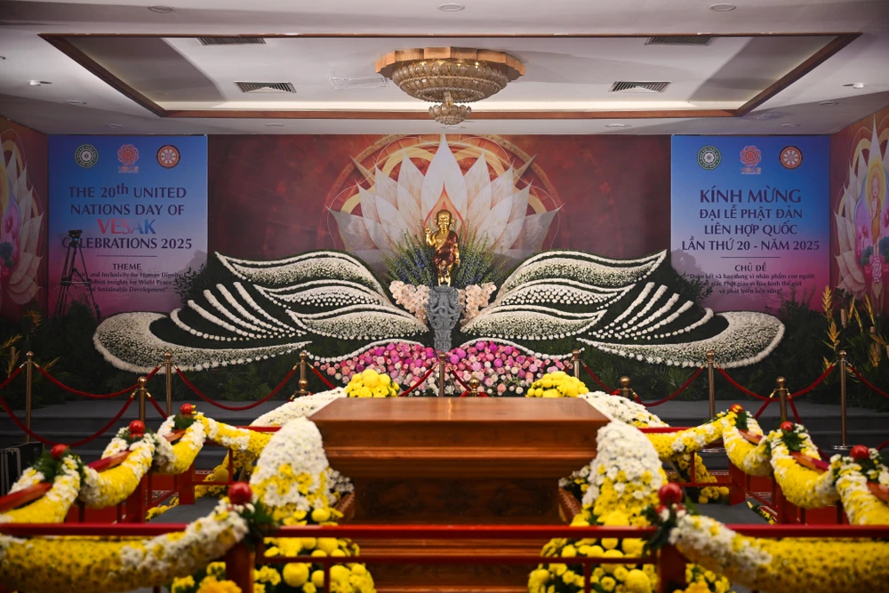 Lấy cảm hứng từ phong cách cắm hoa Nhật Bản, chủ nhân của mô hình hoa sen đã sáng tạo bằng cách phối màu sắc tươi tắn hơn, tạo không khí sinh động mà vẫn giữ vẻ trang nghiêm DSC_0857.JPG
