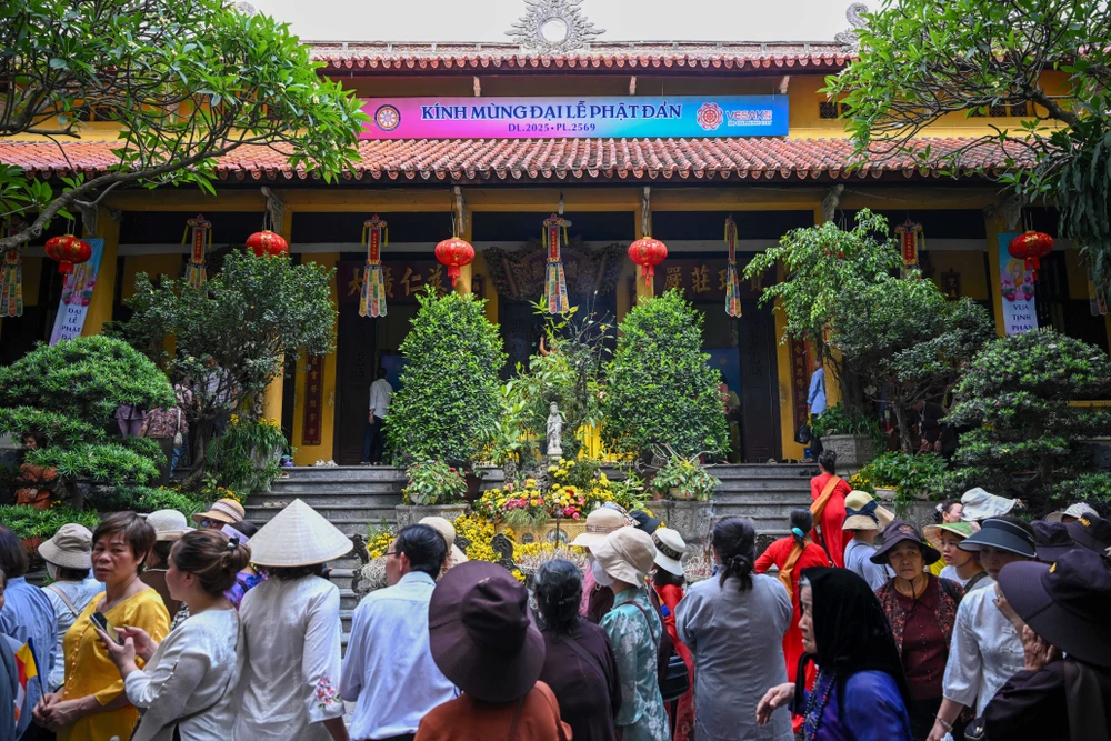 Bên trong khu vực chùa, hàng trăm người dân và các phật tử có mặt. Ảnh: ĐỖ TRUNG DSC_0969.jpg