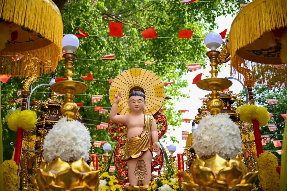 រថយន្តផ្កាដែលមានរូបព្រះពុទ្ធត្រូវបានតុបតែងយ៉ាងអស្ចារ្យនៅមុខវត្ត Quan Su។ DSC_1018.JPG