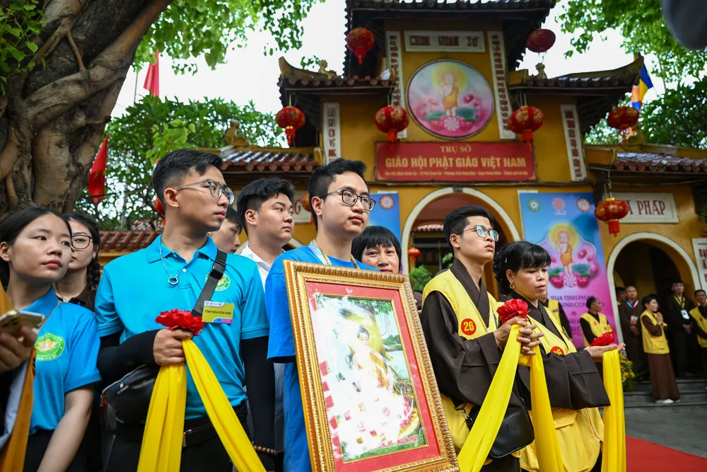 នៅខាងក្រៅវត្ត Quan Su ពុទ្ធសាសនិក និងប្រជាជនរាប់រយនាក់កំពុងរង់ចាំព្រះសារីរិកធាតុរបស់ព្រះពុទ្ធ។ DSC_1189.JPG