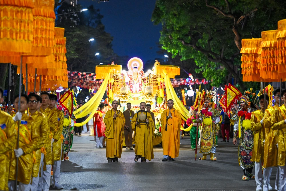 ពិធីដង្ហែព្រះសារីរិកធាតុនៅតាមដងផ្លូវក្នុងទីក្រុងហាណូយ DSC_1595.JPG