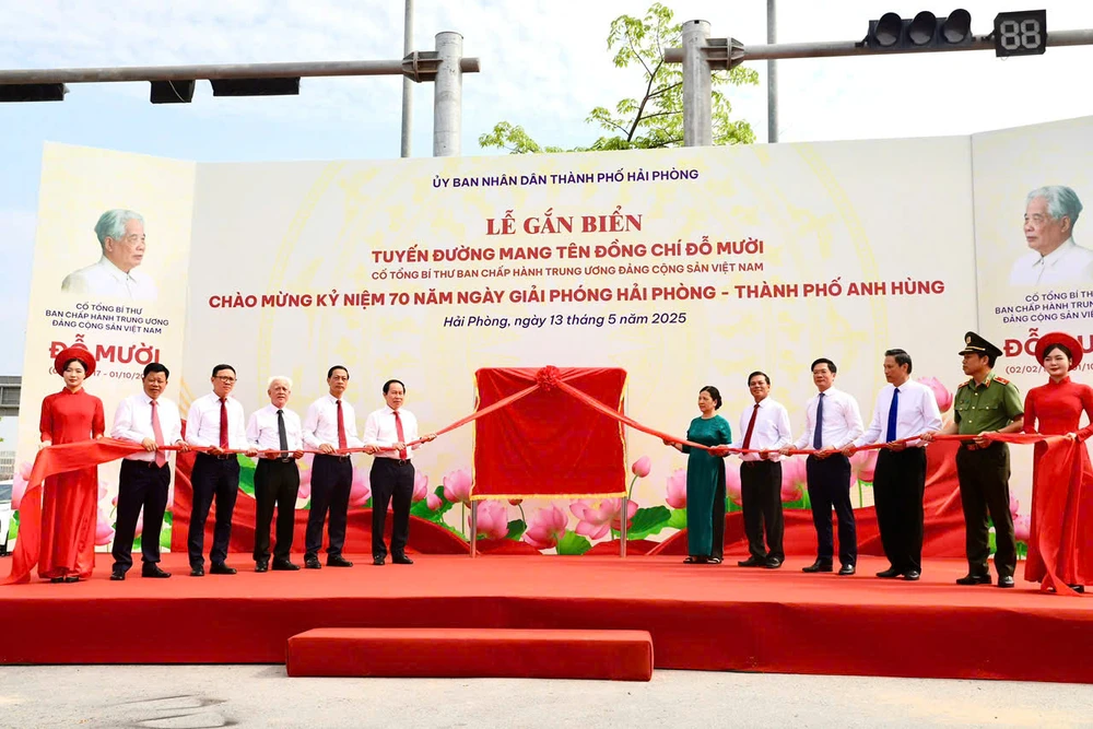 Lễ gắn biển tuyến đường mang tên Tổng Bí thư Đỗ Mười z6595840106822_26593756117d15467aae0b59b6bb9232.jpg