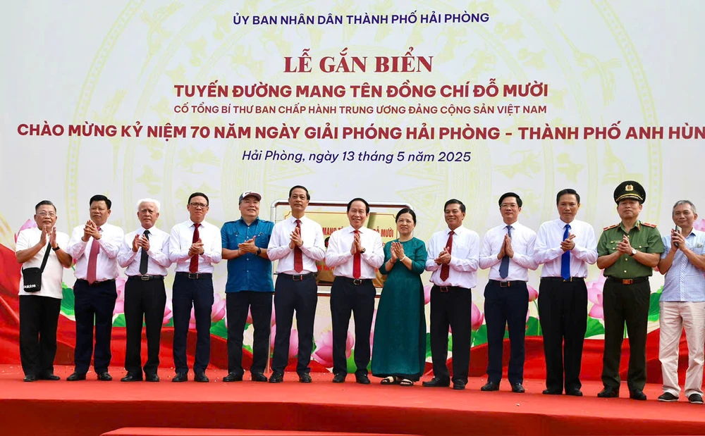 Lãnh đạo TP Hải Phòng và gia đình Cố Tổng Bí thư Đỗ Mười tại lễ gắn biển z6595840120567_5338318f80497c12eccf87e65c1e5710.jpg