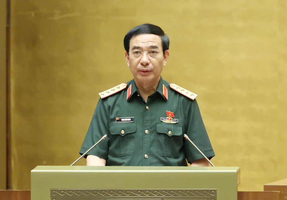 Bộ trưởng Bộ Quốc phòng Phan Văn Giang trình bày Tờ trình dự án Luật Tham gia lực lượng gìn giữ hòa bình của Liên hợp quốc. Ảnh: QUANG PHÚC PhanVanGiang.jpg
