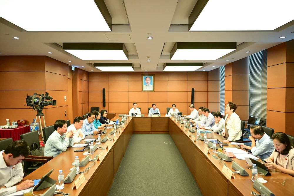 Quang cảnh phiên thảo luận tại tổ của Đoàn đại biểu Quốc hội TPHCM. Ảnh: ĐỖ TRUNG DSC_2064.JPG
