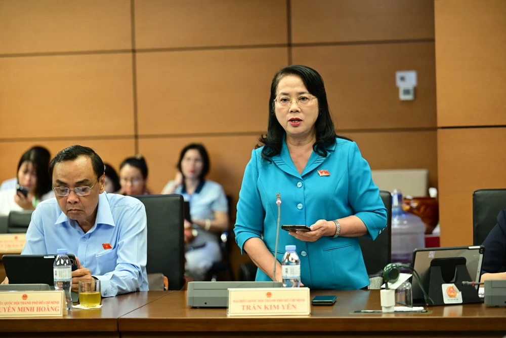 ĐB Trần Kim Yến góp ý cho dự thảo nghị quyết. Ảnh: ĐỖ TRUNG DSC_2132.JPG