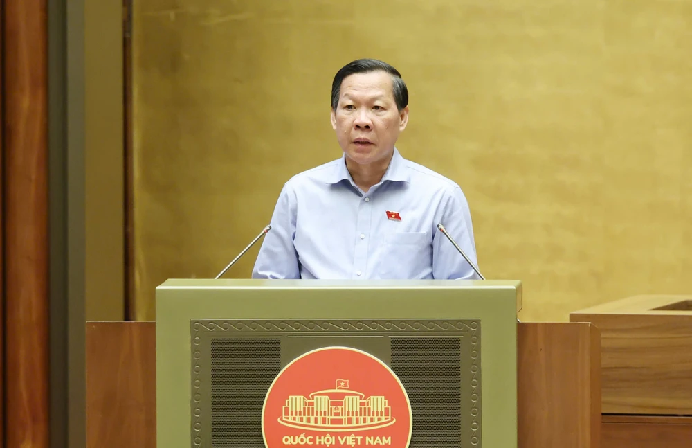 Chủ nhiệm Ủy ban Kinh tế và Tài chính của Quốc hội Phan Văn Mãi trình bày báo cáo thẩm tra dự thảo Nghị quyết của Quốc hội về cơ chế, chính sách phát triển kinh tế tư nhân, sáng 15-5. Ảnh: QUANG PHÚC Phan Van Mai.jpg