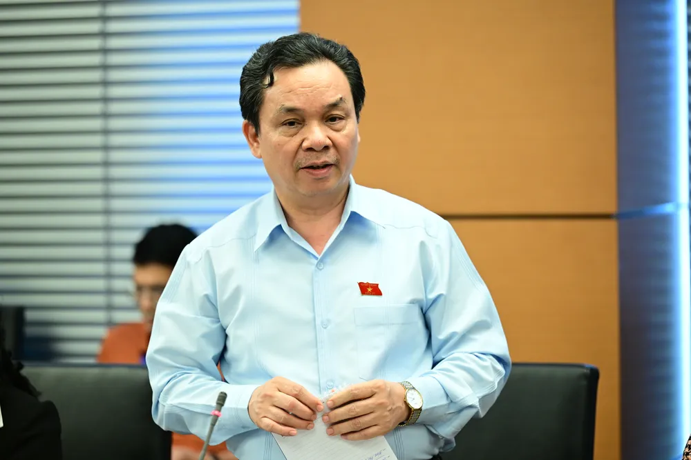 ĐB Hoàng Văn Cường phát biểu tại buổi thảo luận tổ. Ảnh: ĐỖ TRUNG DSC_2952.JPG