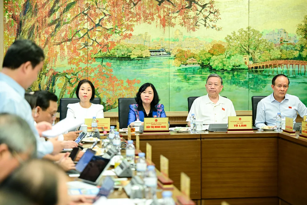 Tổng Bí thư Tô Lâm lắng nghe các đại biểu thảo luận góp ý cho các dự án luật. Ảnh: ĐỖ TRUNG DSC_2958.jpg