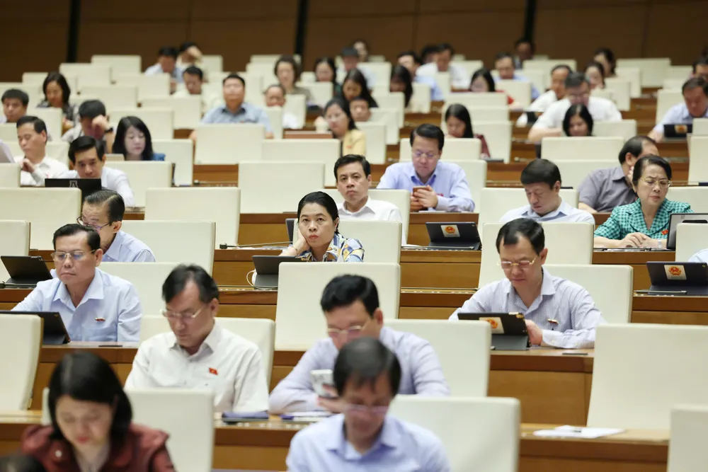 Các đại biểu nghe thảo luận về dự thảo luật. Ảnh: QUANG PHÚC Hoi truong.jpg