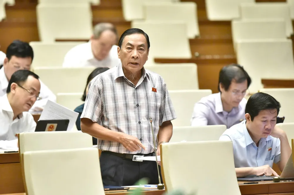 ĐB Phạm Văn Hòa (Đồng Tháp) góp ý tại dự thảo luật. Ảnh: QUANG PHÚC Hoa.jpg
