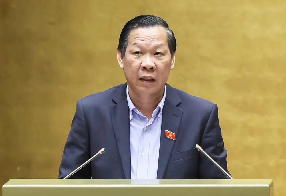 Chủ nhiệm Ủy ban Kinh tế và Tài chính của Quốc hội Phan Văn Mãi trình bày báo cáo thẩm tra. Ảnh: QUANG PHÚC Mai.jpg