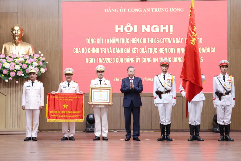 Tổng Bí thư Tô Lâm trao danh hiệu Anh hùng lực lượng vũ trang nhân dân tặng Cục An ninh mạng và phòng, chống tội phạm sử dụng công nghệ cao. Ảnh: QUANG PHÚC z6617396505041_795c6635911c5e8bcf28fe50bc2fab33.jpg