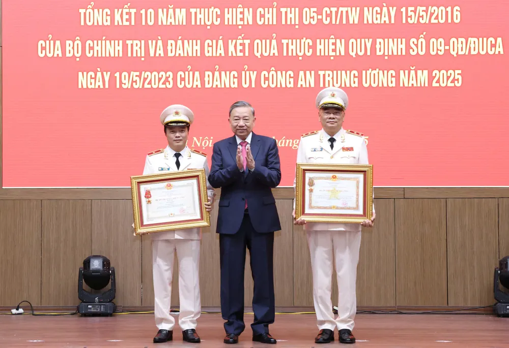 Tổng Bí thư Tô Lâm trao Huân chương Quân công hạng ba tặng Trung tướng Tô Ân Xô (bìa phải) và Huân chương Chiến công hạng nhì tặng Thứ trưởng Đặng Hồng Đức. Ảnh: QUANG PHÚC z6617397049636_88ea9e5c9ed87472fed2ce38b285cc88.jpg