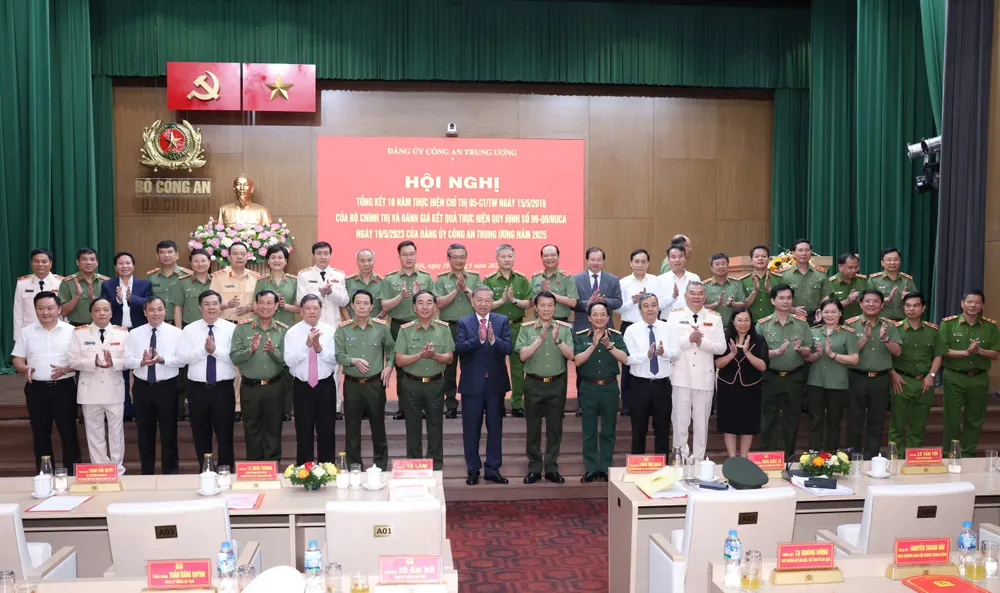 Tổng Bí thư Tô Lâm với các đại biểu tham dự hội nghị. Ảnh: QUANG PHÚC z6617400080219_61a7b61f2cc40ed30b64886267e8f538.jpg