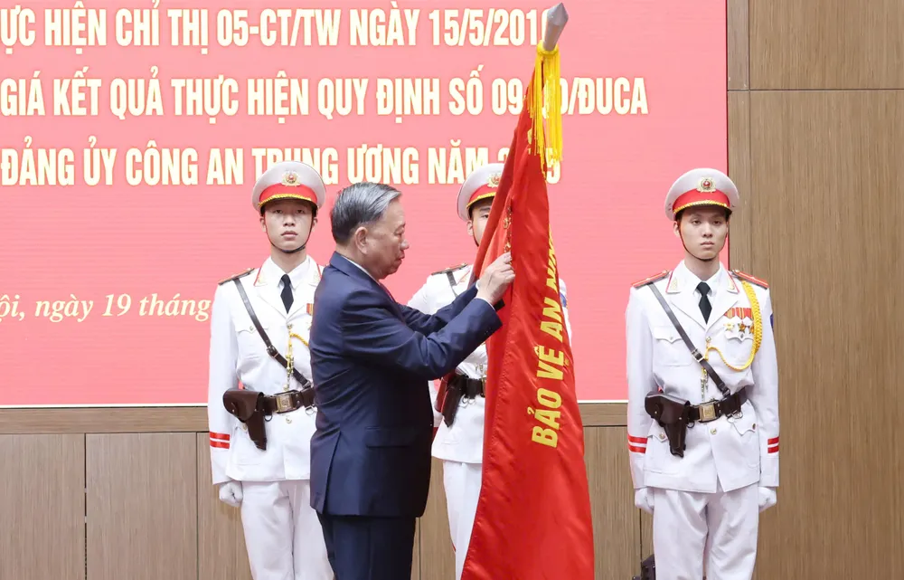 Tổng Bí thư Tô Lâm gắn Huy hiệu Anh hùng lực lượng vũ trang nhân dân lên Cờ truyền thống của Cục An ninh mạng và phòng, chống tội phạm sử dụng công nghệ cao. Ảnh: QUANG PHÚC z6617410643200_8f3fcdf6e6ae4586834eac35b7c6af9d.jpg