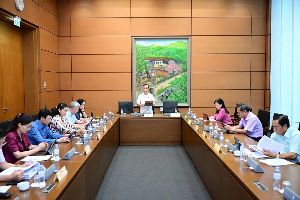 Quang cảnh phiên thảo luận tại tổ của Đoàn đại biểu Quốc hội các tỉnh Khánh Hòa, Bắc Giang, Đồng Tháp... Ảnh: ĐỖ TRUNG DSC_3426.JPG